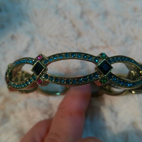 Beautiful Signed HEIDI DAUS "Armed with Charm" Crystal Bangle Bracelet (458) - Picture 1 of 7